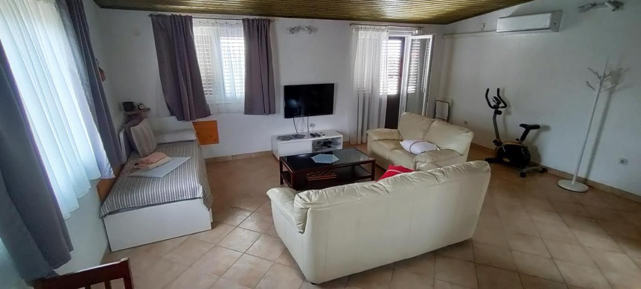 Apartmán House Elan Kornić Exteriér fotografie